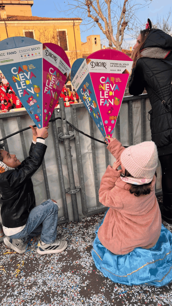Crianças que aguardam o lançamento dos chocolates
