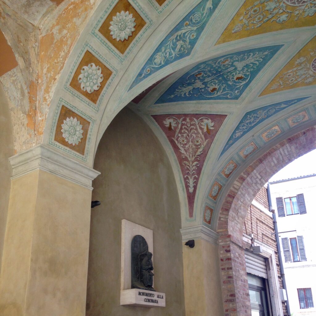 Detalhes dos afrescos da Porta Romana