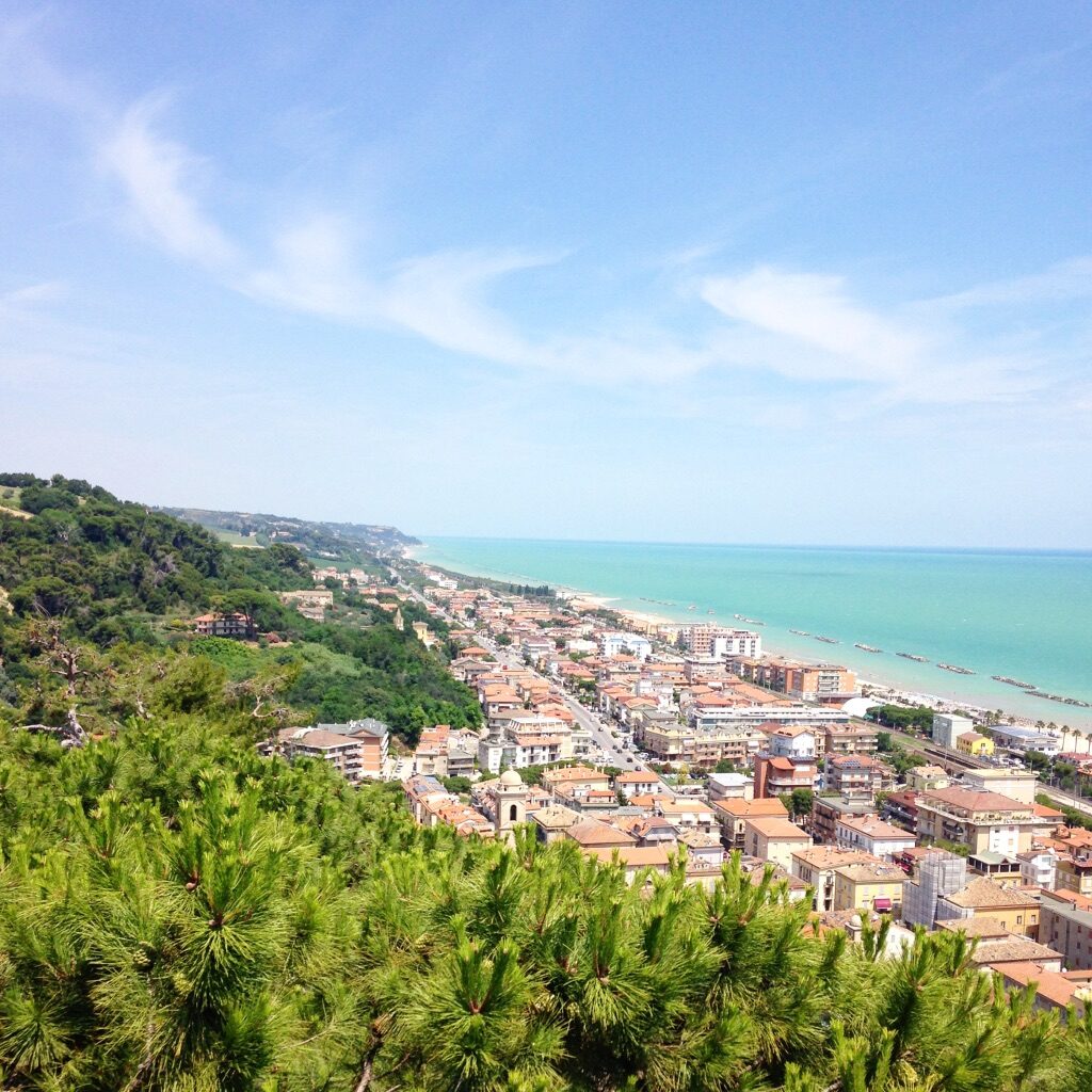 Panorama de Cupra Maritima um burgo sobre o mar