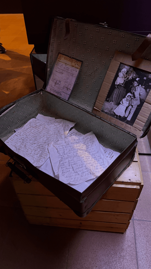 Mala com lembranças: cartas, documentos e fotos