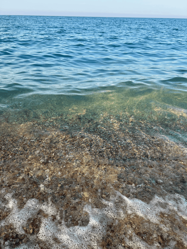 Mar limpo e água transparente