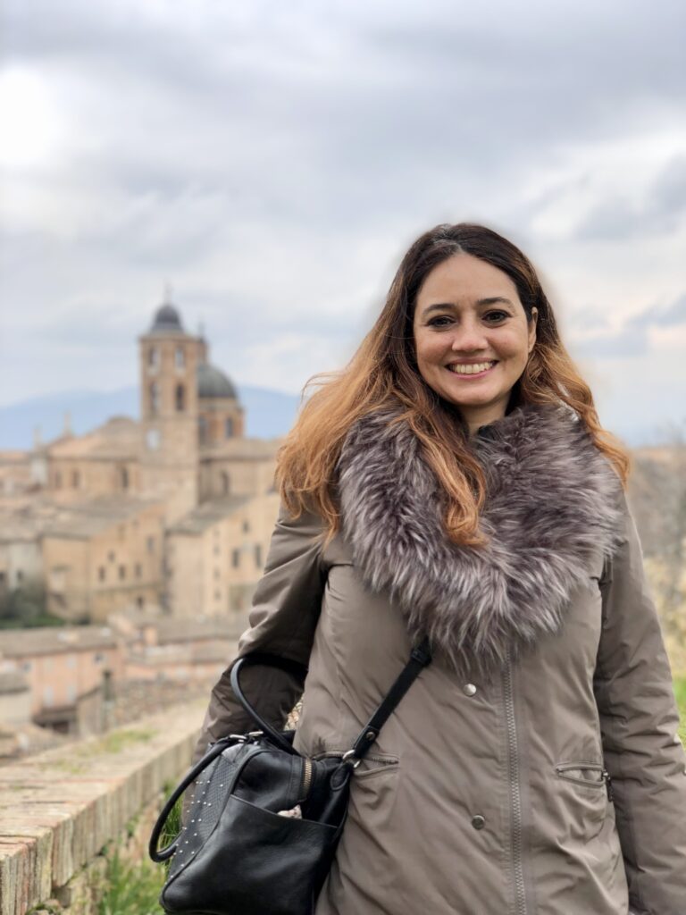 Valeria posando na frente da cidade de Urbino