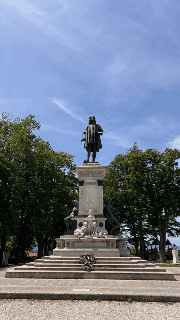 Monumento dedicado ao artista Rafael