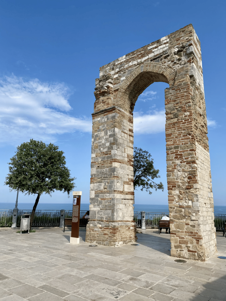 O arco é o que restou de uma antiga torre medieval