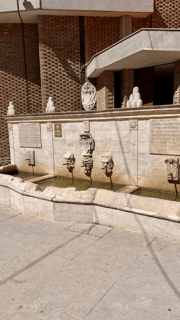 Fonte dos peregrinos e altar da igreja