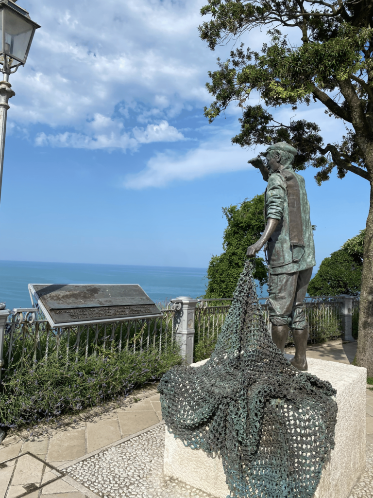 Estátua de bronze do pescador