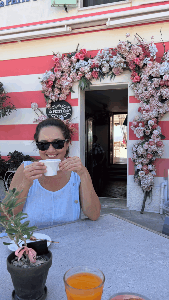 Valeria no Petit Cafe