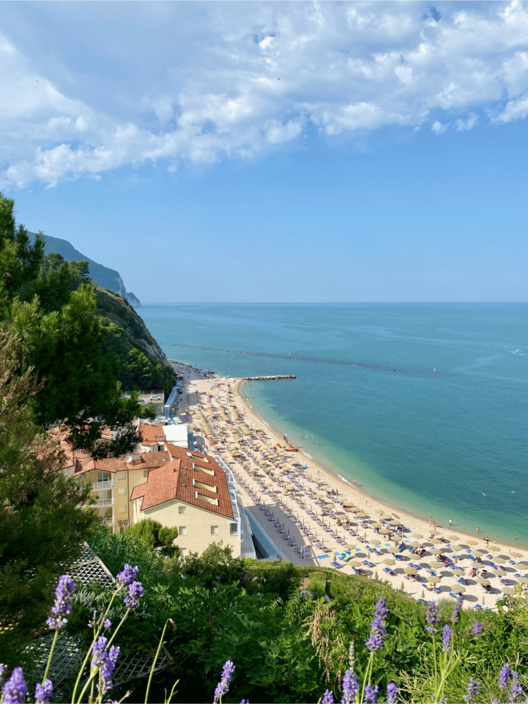 Praia de Numana, conhecida como Spiaggiola