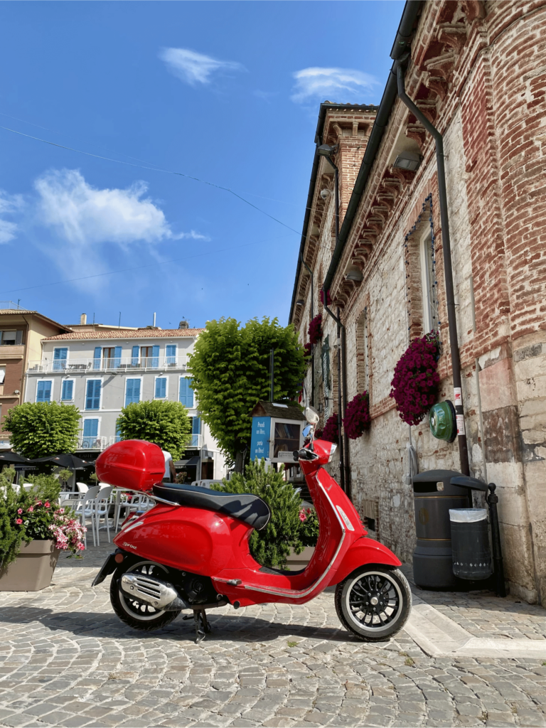 Vespa no centro da cidade