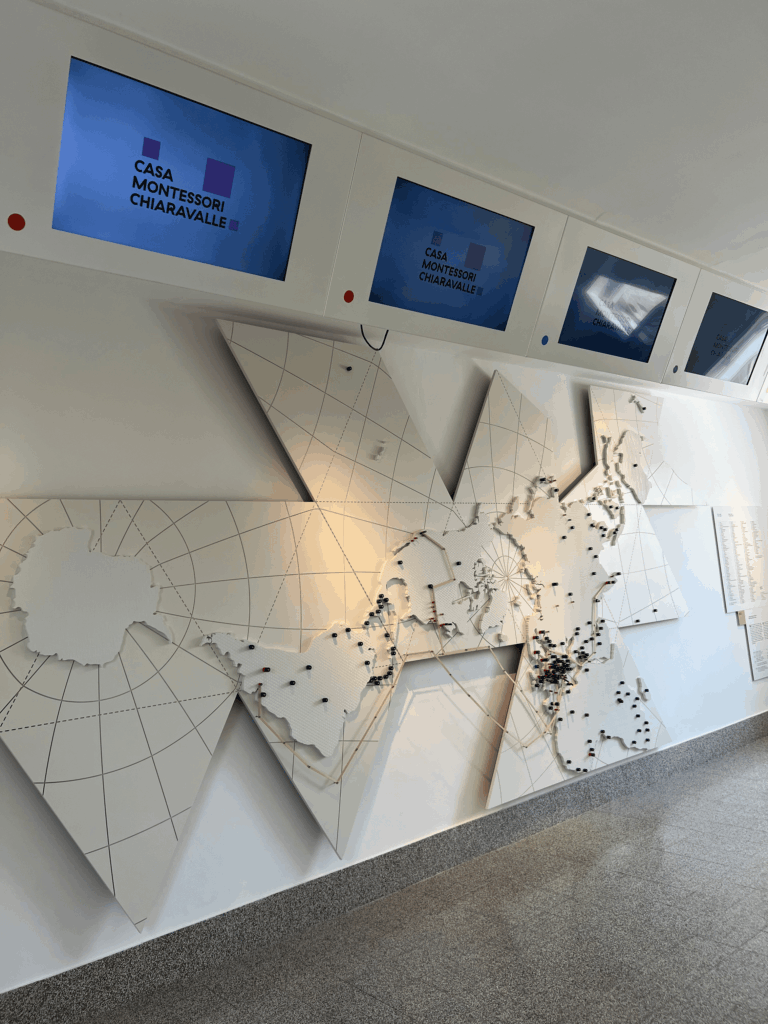 Painel com a indicação das escolas Montessori no mundo