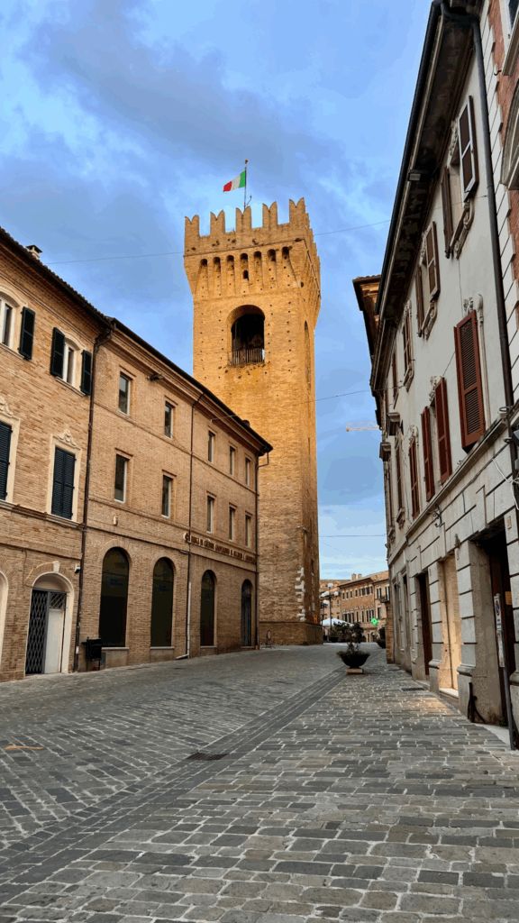 Rua de acesso a praça Leopardi e praça Leopardi vista do alto