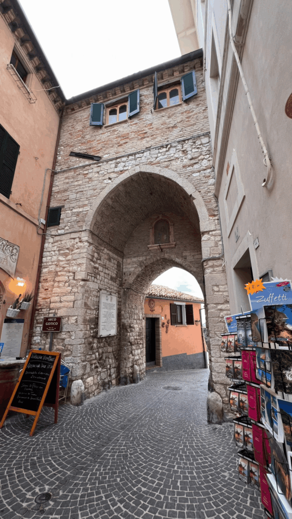 O arco gotico, a antiga porta de ingresso do burgo