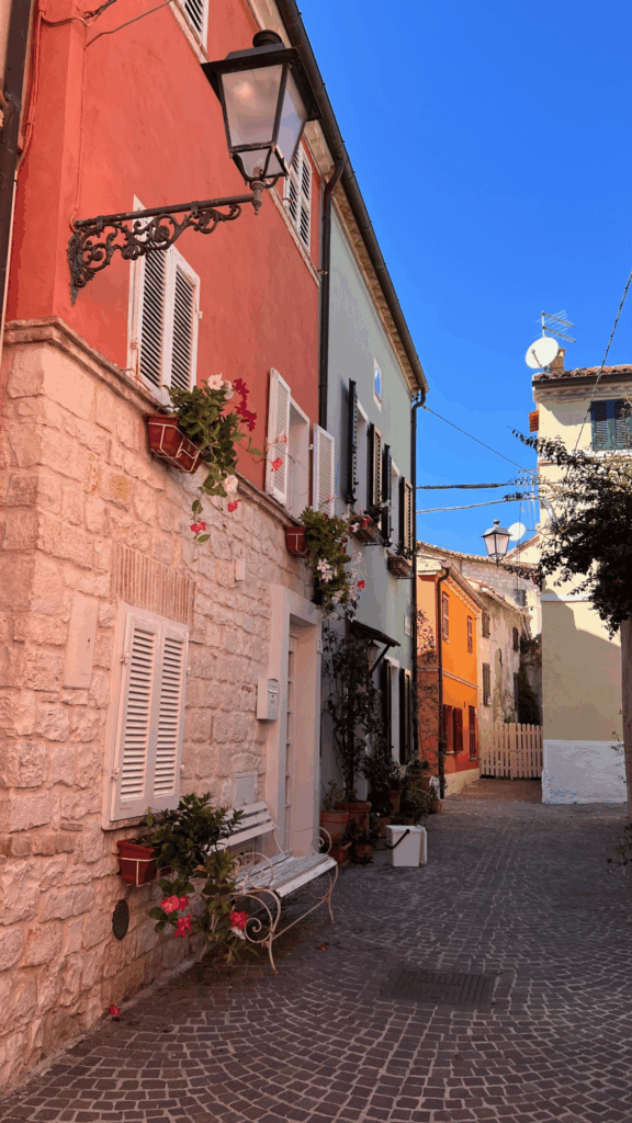 Passeio pelas ruas de Sirolo