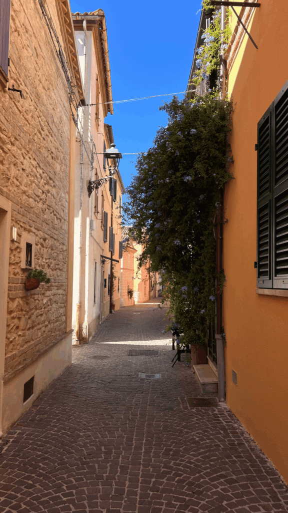 Um passeio pelas ruas charmosas de Sirolo