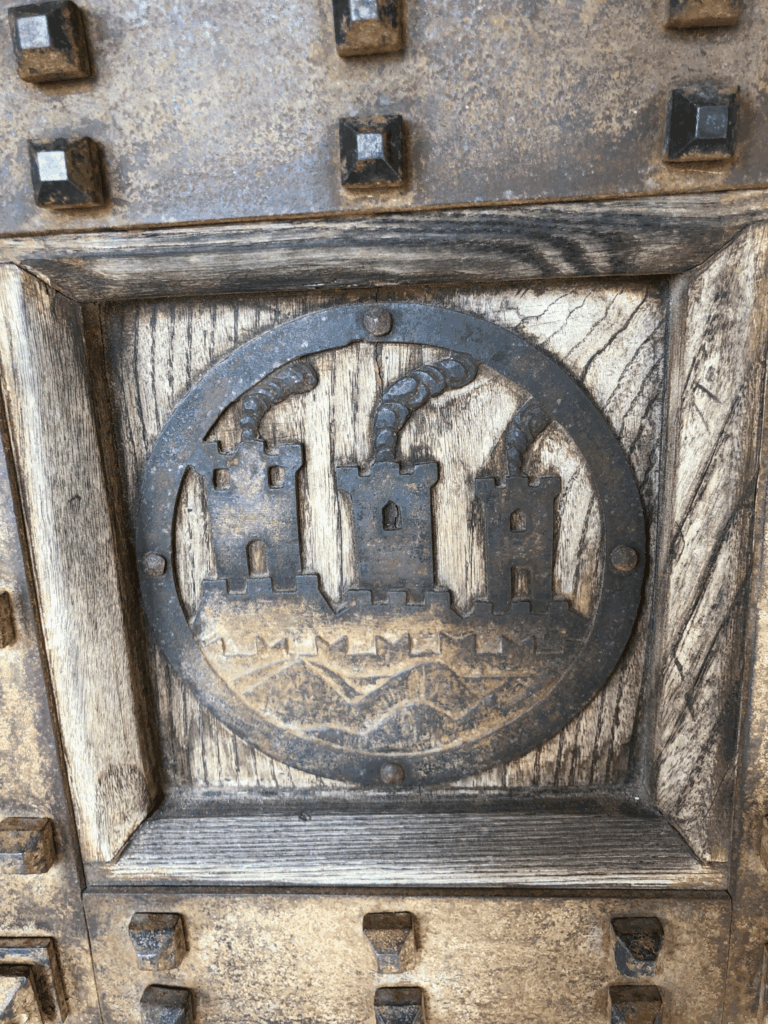  Brasão de São Marino, esculpido na madeira