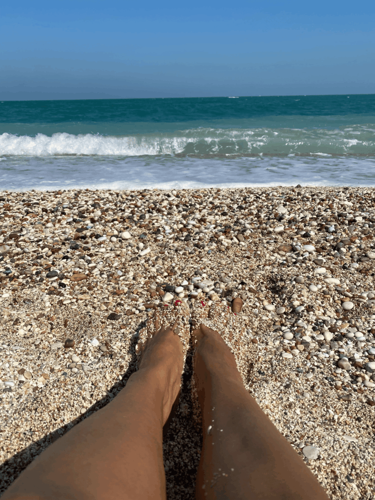 Praia de pequenas pedras
