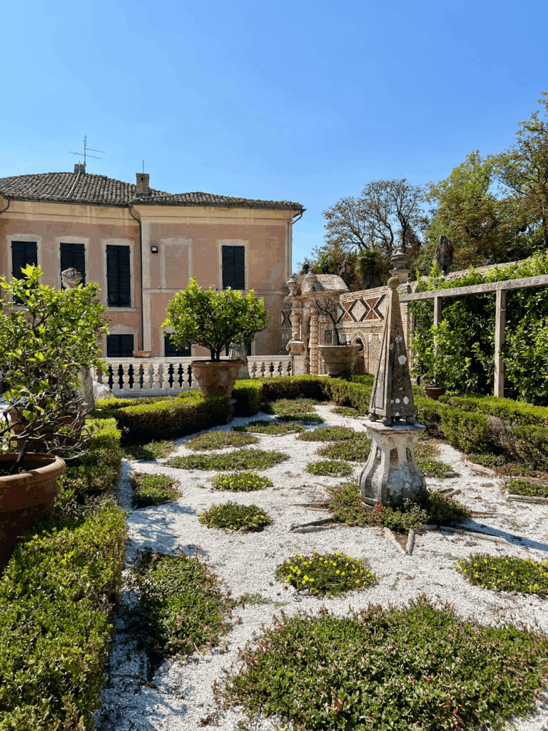 Detalhes do jardim com cerca viva, suculentas e escultura