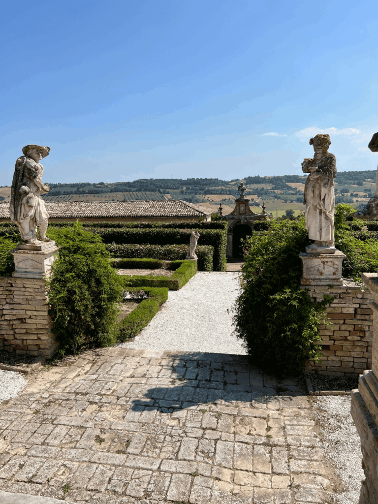 Viale degli imperatori onde Arlecchino e Pulcinella dão as boas vindas