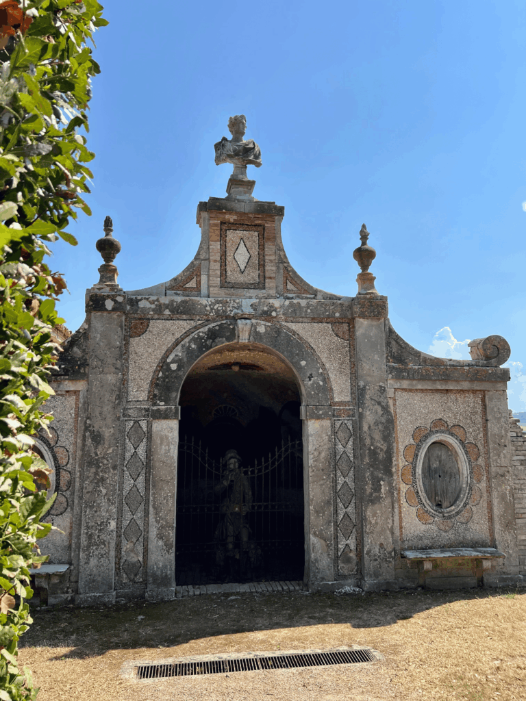 Teatrino degli Automi, a gruta decorada com rochas e conchas