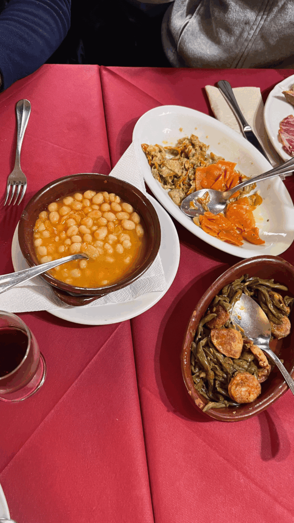 Beringela vermelha, feijões redondos e embutidos diversos