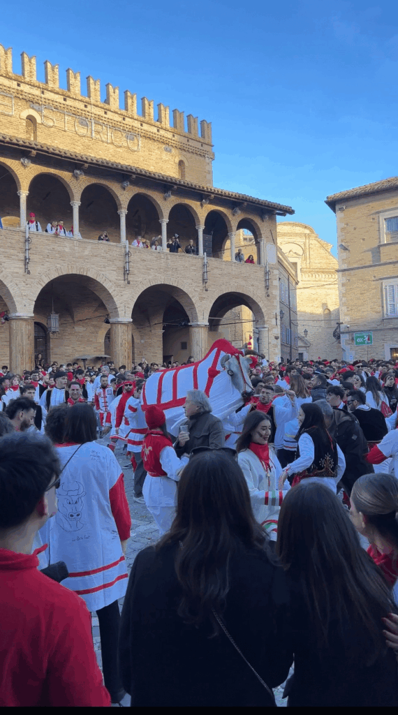 O boi falso na praça do Popolo