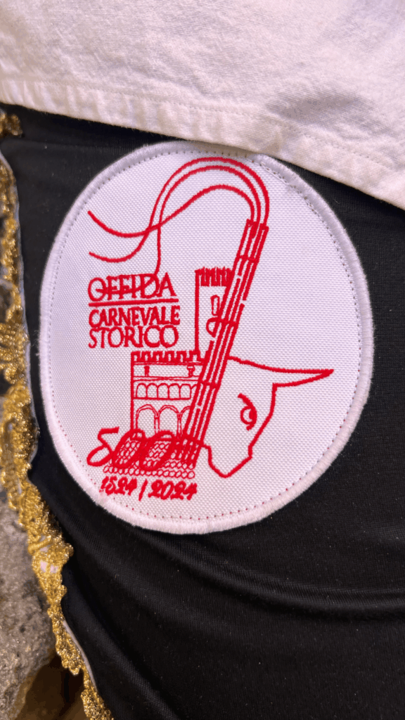 Detalhe bordado que relembra os 500 anos de carnaval