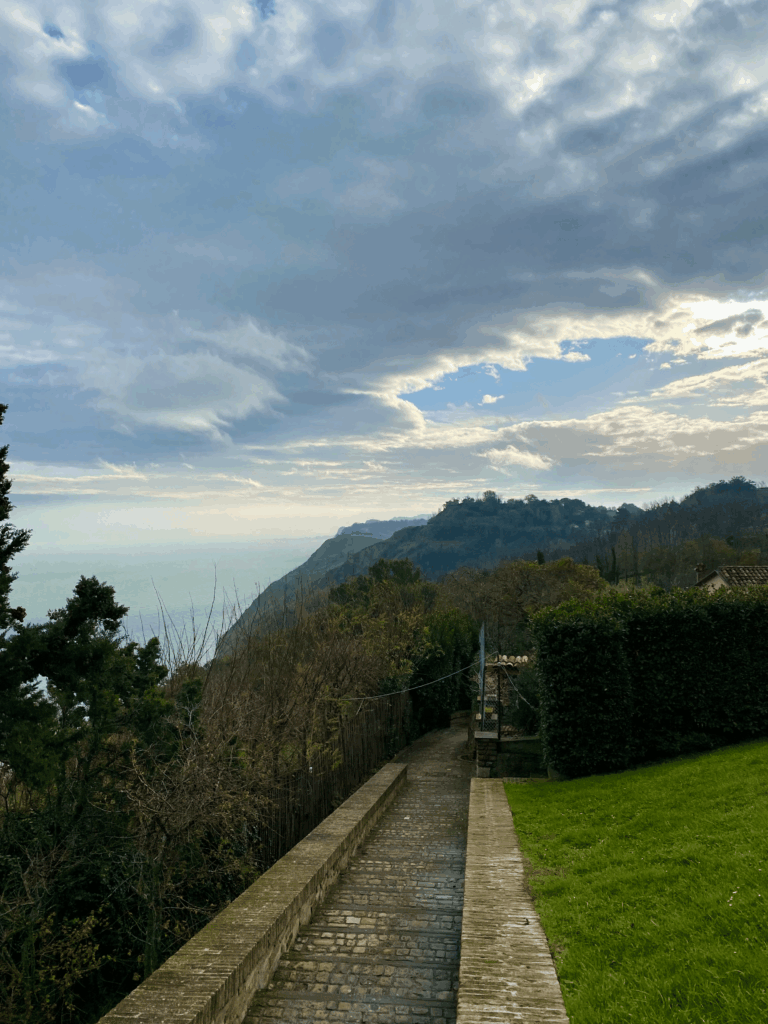 Monte San Bartolo ao fundo