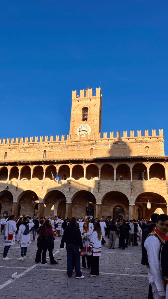 Praça do Popolo em Offida, durante o Carnaval