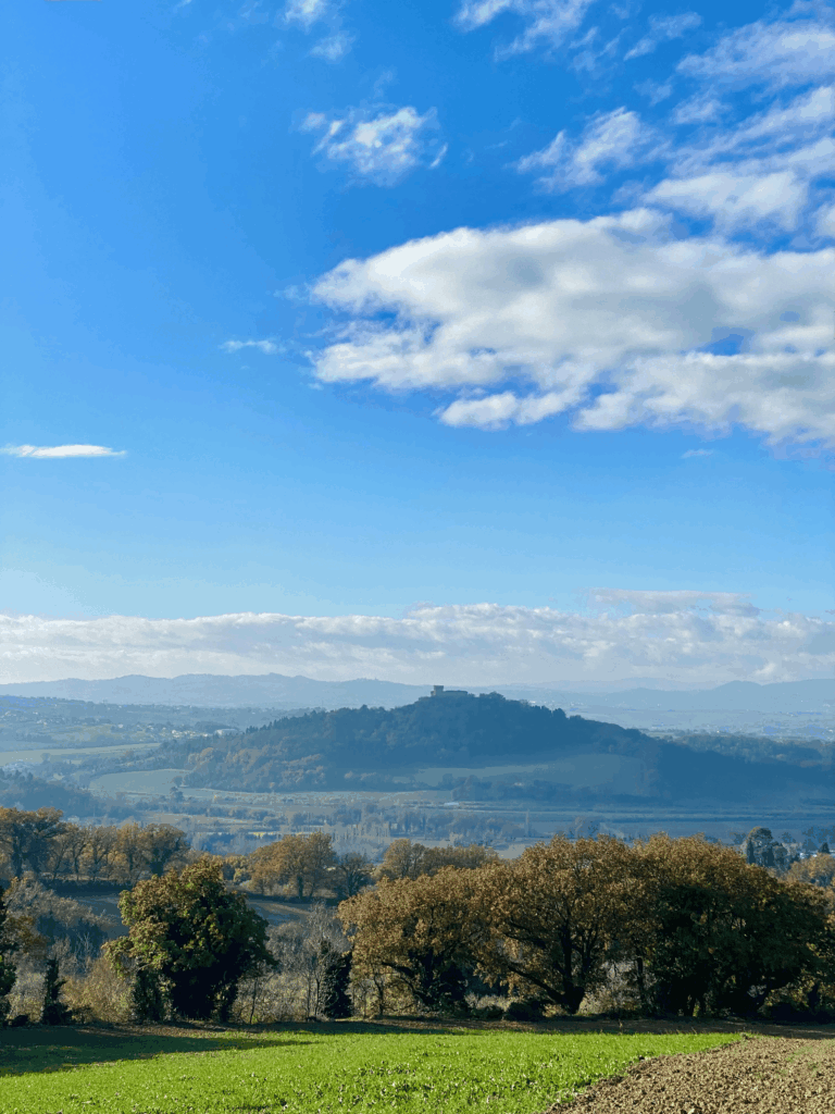 Casteldimezzo: igreja e panorama