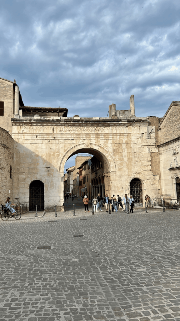 Arco de Augusto e estátua de Augusto