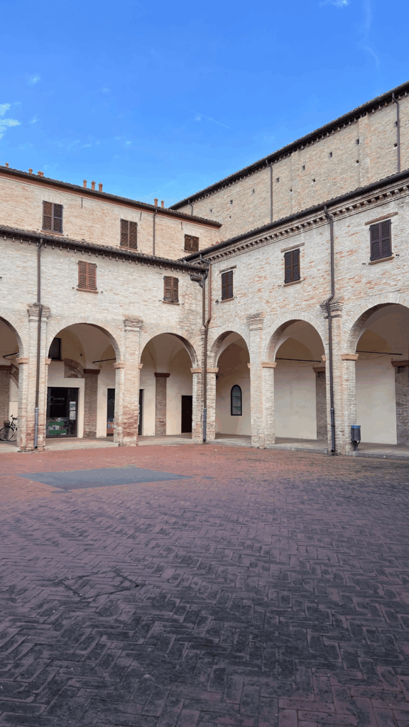 Pátio no centro histórico de Fano