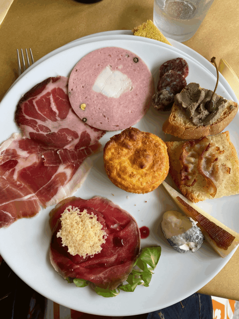 Entrada com diversos produtos típicos