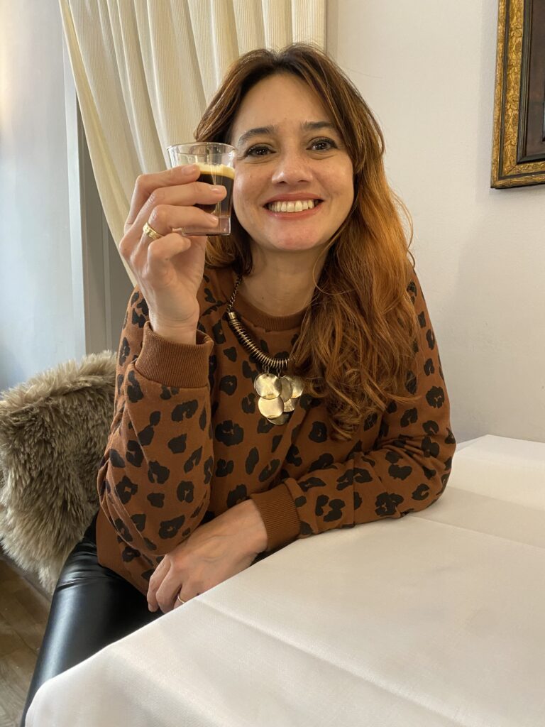 Valeria que prova a famosa Moretta