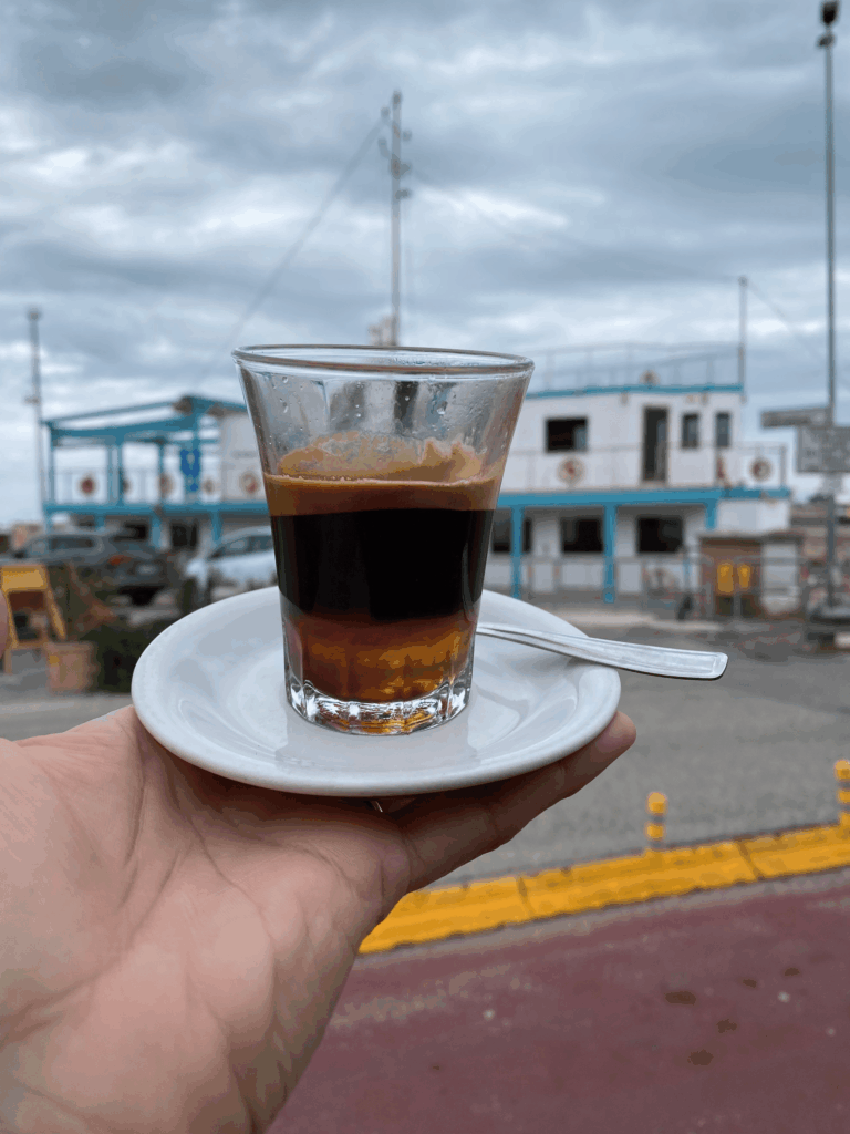 Moretta de Fano, no bar do porto de pescadores