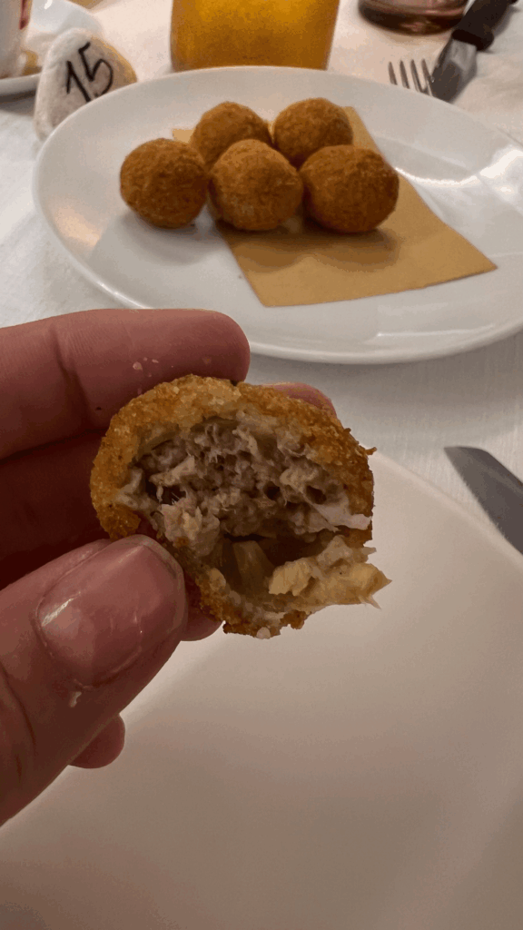 Recheio da oliva e uma porção de olivas