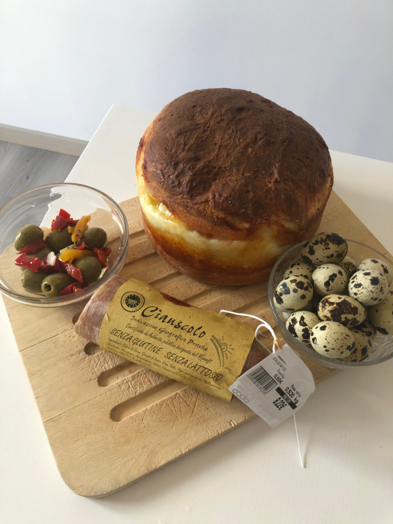 Pizza di formaggio para o café da manha da Páscoa