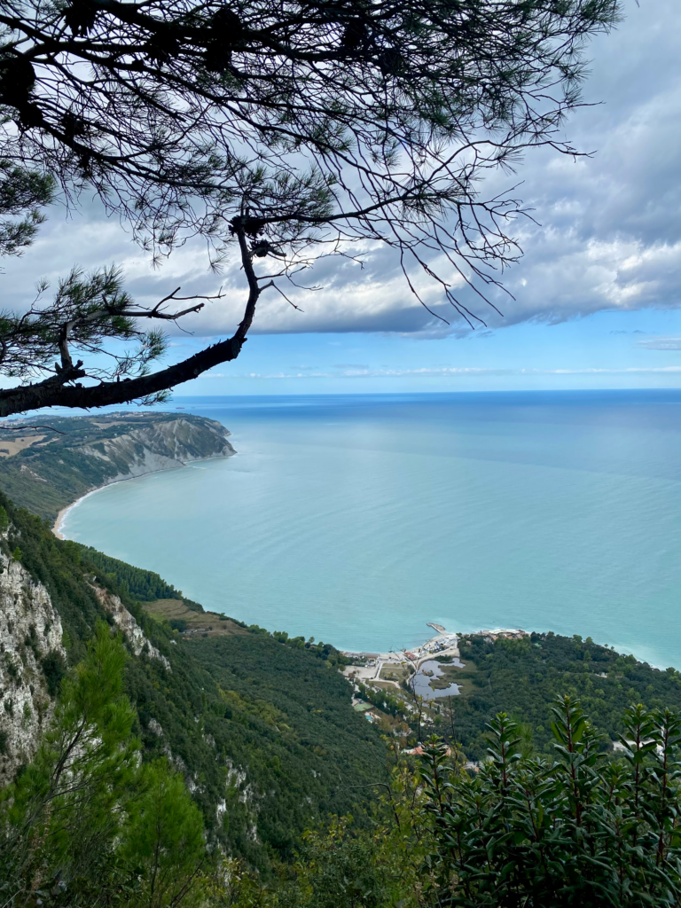 Praia de Portonovo vista da trilha de San Pietro
