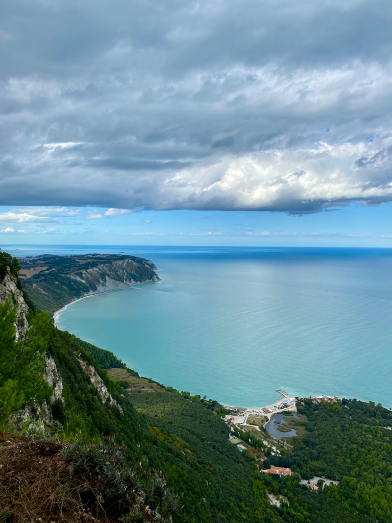 Panorama da praia de Mezzavalle e Portonovo
