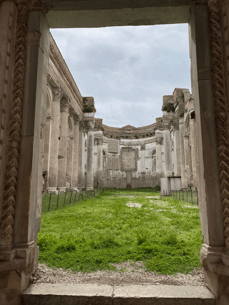 Ex igreja de São Francisco, com os muros intactos mas sem o teto.