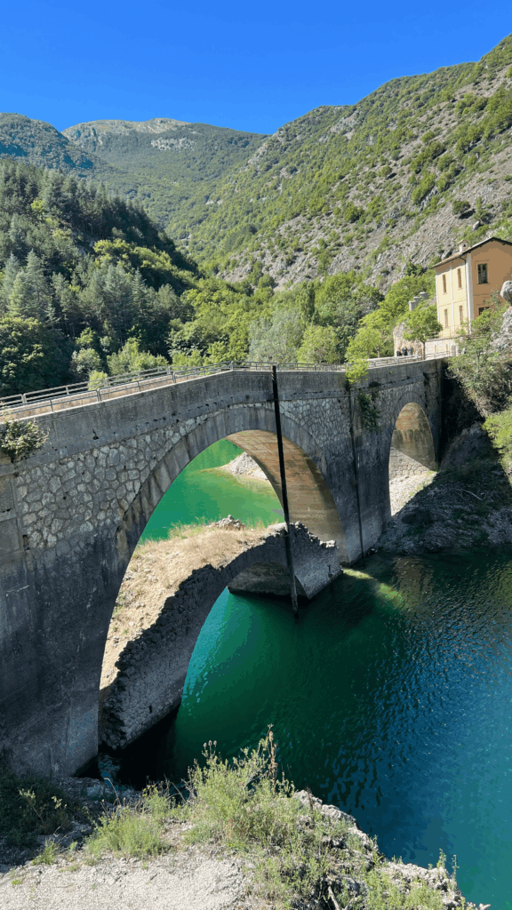 Ponte que passa sobre o lago