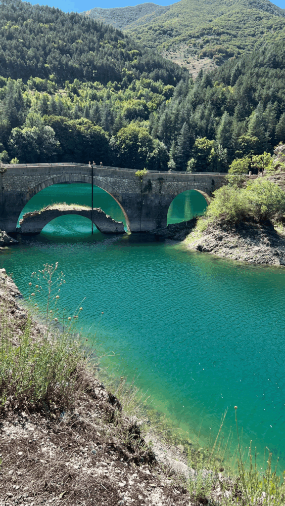 Panorama do lago, com a ponte