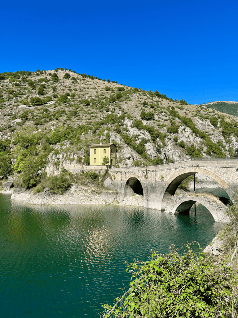 Panorama do lago com eremitério no fundo