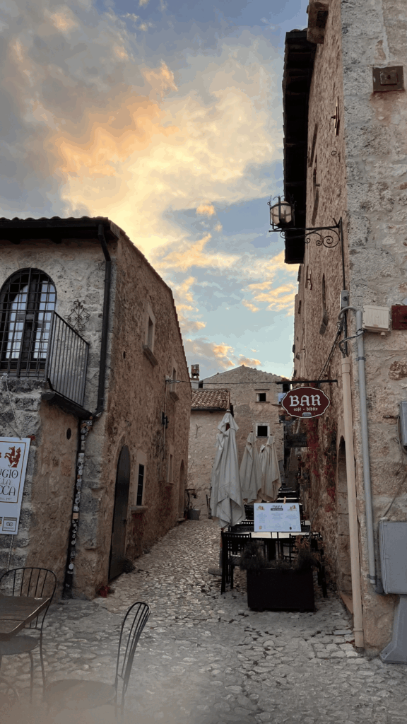 Rua de Calascio, o burgo em pedra