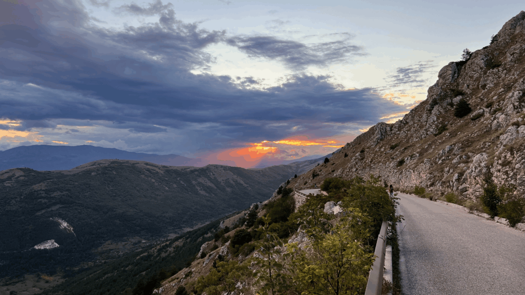 Pôr do sol na estrada que chega a Rocca Calascio